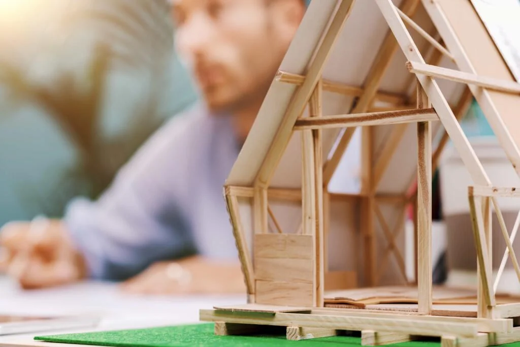 Een maquette van een slimme duurzame woning met een energielabel adviseur